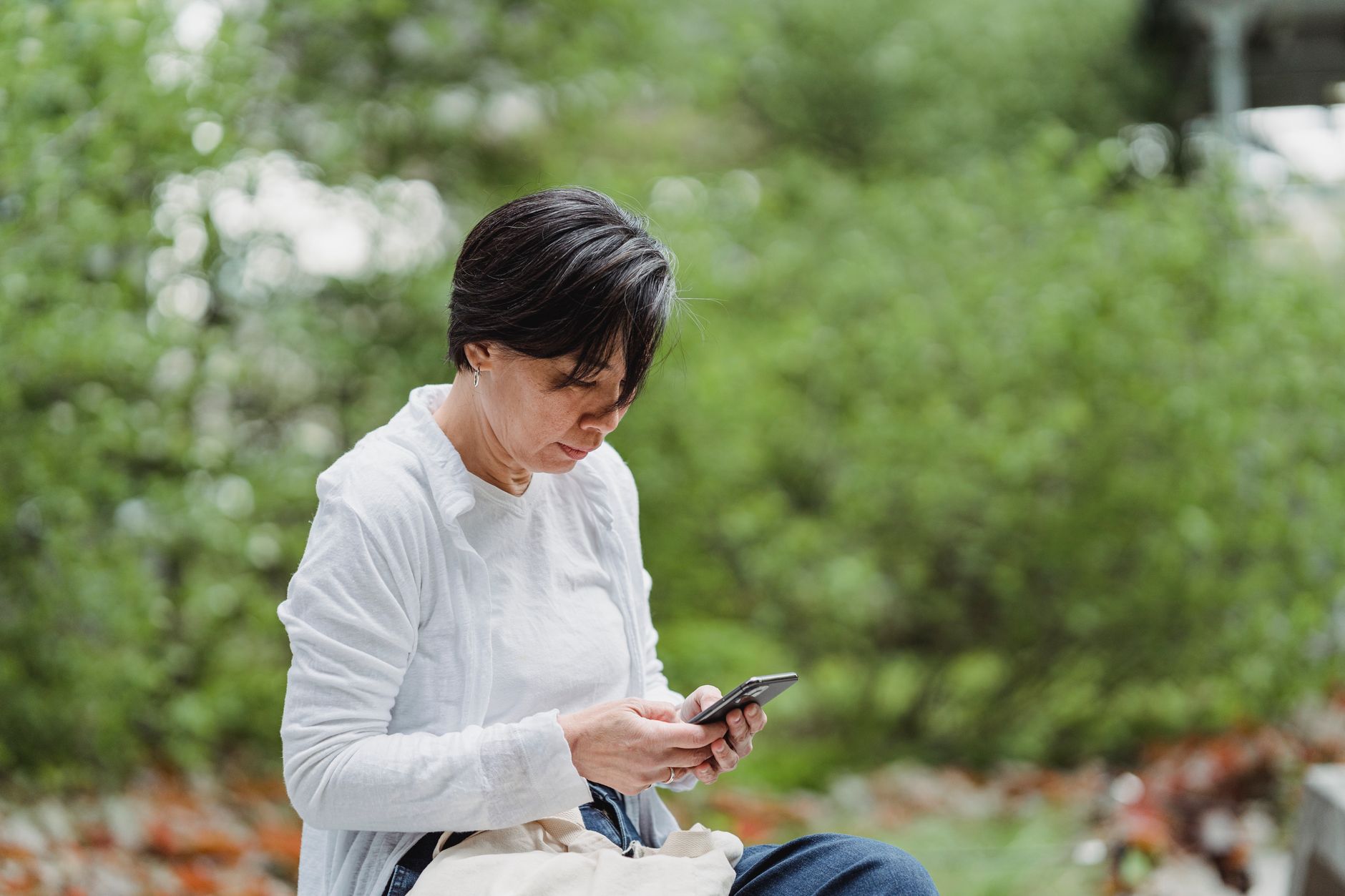 Person searching on a smartphone, illustrating mobile steps to disable AI Overviews